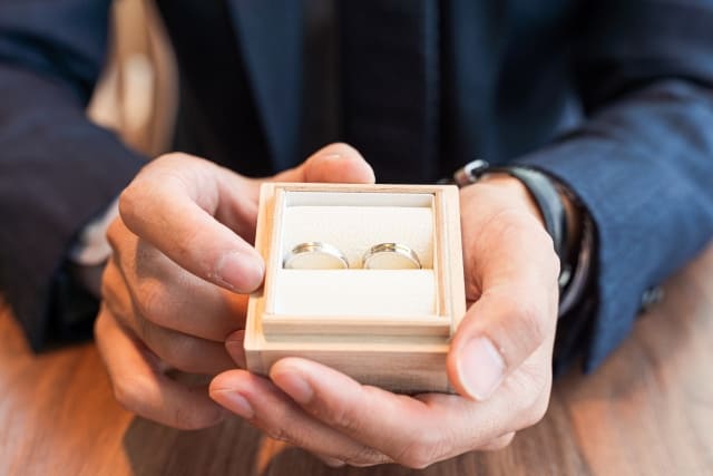 結婚指輪と木箱